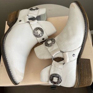 NWT Chinese Laundry Austin Boots, size 6